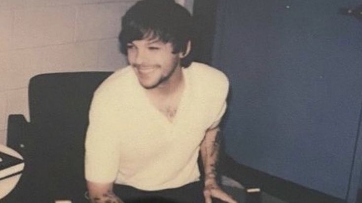 abottleoflarry7's tweet photo. towwma | au larry

hs retorna à sua cidade natal e reencontra lt, seu ex-namorado e primeiro amor. entre memórias e sentimentos nunca apagados, ele precisa encarar o passado e lidar com o futuro que, um dia, poderia ter sido seu.

ou

aquela onde hs descobre que lt tem uma filha. https://t.co/GzcsP6lmPq