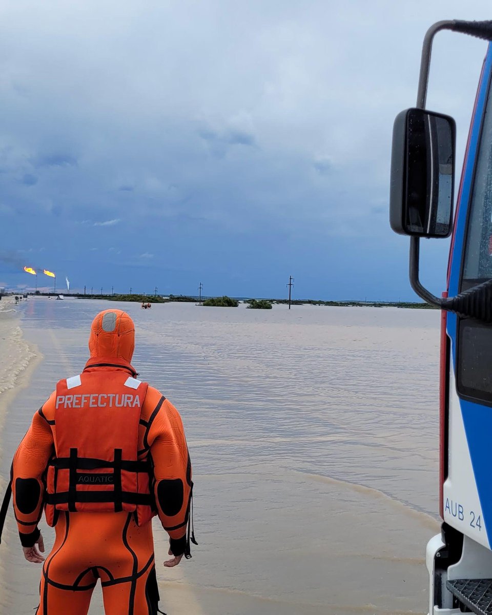 PatoBullrich's tweet photo. Llegamos a Bahía Blanca y la PNA nos acompañó a recorrer el impresionante operativo que están llevando adelante desde la mañana.

Las Fuerzas están haciendo un trabajo monumental para estar al lado de los afectados por el temporal. https://t.co/bn9EZamD3w