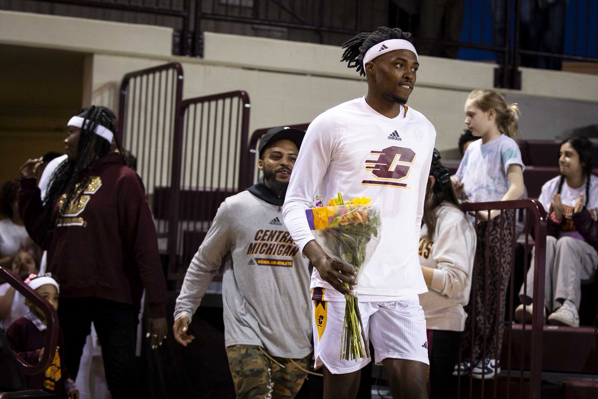 CMUMensBBall's tweet photo. We're so proud of you guys. 🫡

#FireUpChips🔥⬆️🏀 https://t.co/N1OndNbqUO