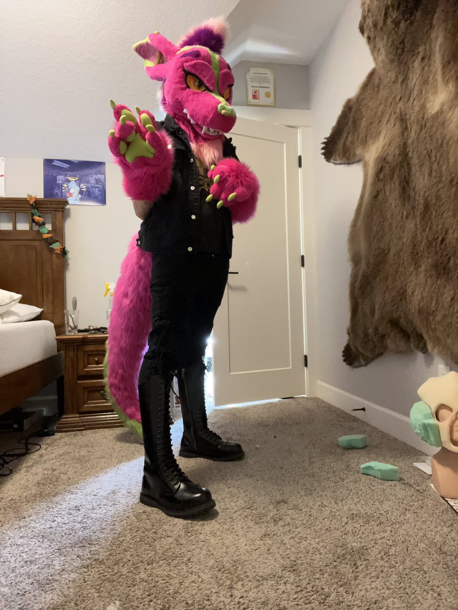 Paws and new boooots

#furry