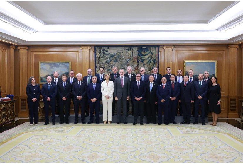 ceutaenlaprensa's tweet photo. Ayer fue un día importante para los empresarios de #Ceuta. El rey Felipe VI recibió a @Confeceuta y escuchó de primera mano las inquietudes y desafíos del tejido empresarial de nuestra ciudad. https://t.co/6NIQbWffUK