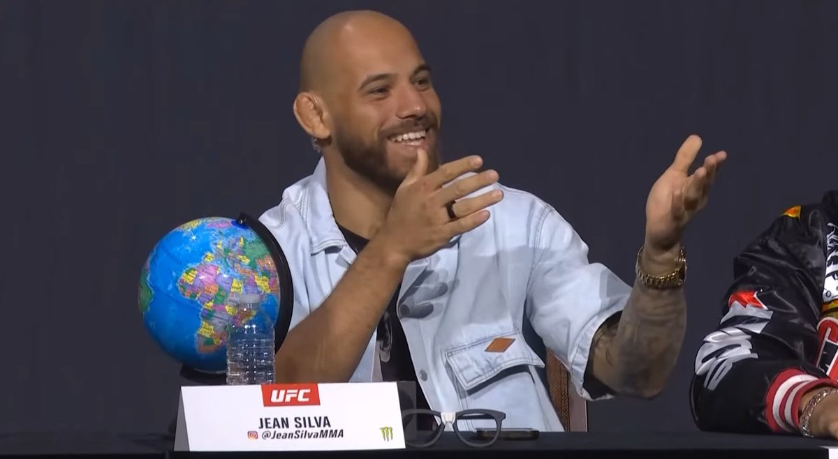 terciobrilhante's tweet image. O brasileiro Jean Silva levou um globo terrestre para a coletiva de promoção do UFC 314. Seu adversário, Bryce Mitchell, é terraplanista declarado.

Há alguns dias, Jean postou uma montagem sua como o personagem "Bear Jew", de Bastardos Inglórios, após Bryce elogiar Hitler.