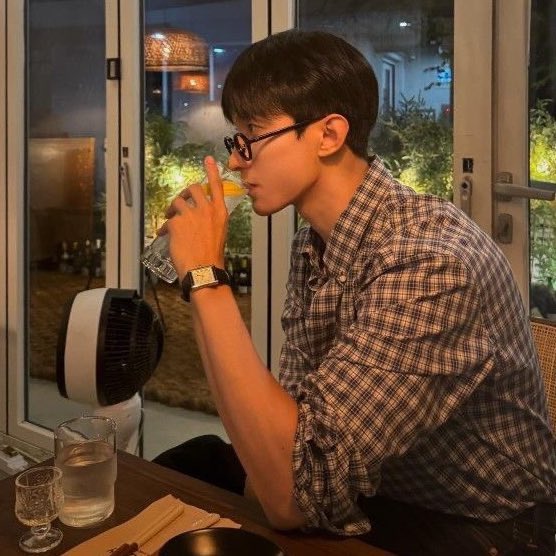 ㅤㅤ
                  not new to rp,  new acc. 
                  이현 –  hunter lee.  mdni.
                  like/rt  2  b  moots. #krp.

ㅤㅤ