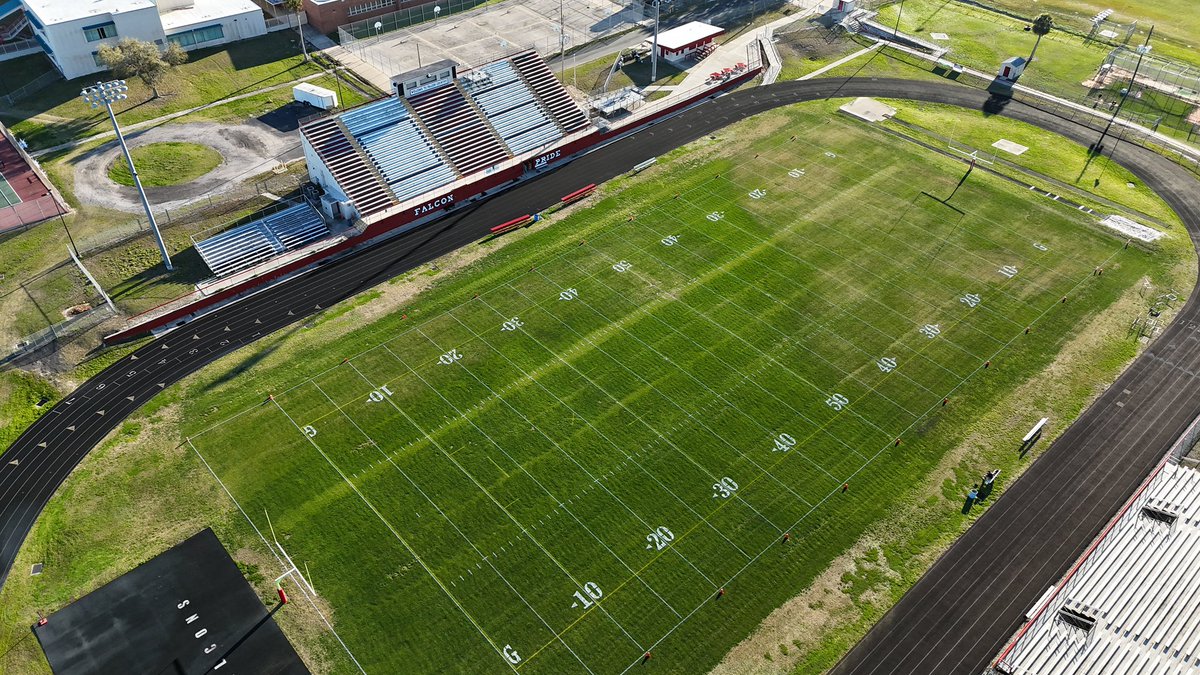 DudeYesCreative's tweet image. Spent a little time with @DHSFalconFB today 👀