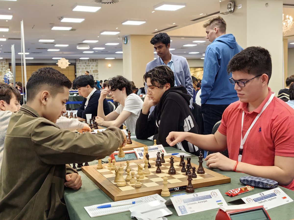 𝐒𝐢𝐨𝐧 𝐆𝐚𝐥𝐚𝐯𝐢𝐳 𝐡𝐚𝐜𝐞 𝐡𝐢𝐬𝐭𝐨𝐫𝐢𝐚 𝐞𝐧 𝐞𝐥 𝐌𝐮𝐧𝐝𝐢𝐚𝐥 𝐝𝐞 𝐀𝐣𝐞𝐝𝐫𝐞𝐳 𝐒𝐮𝐛𝟐𝟎 
El  yucateco Maestro Internacional Sion Galaviz obtuvo 5° lugar del mundial de Ajedrez
Participaron 157 jugadores  y 57 países
<a href="/huachodiazmena/">Joaquín Díaz Mena</a> <a href="/IDEY_oficial/">IDEY YUCATÁN</a> <a href="/conadeoficial/">CONADE</a>