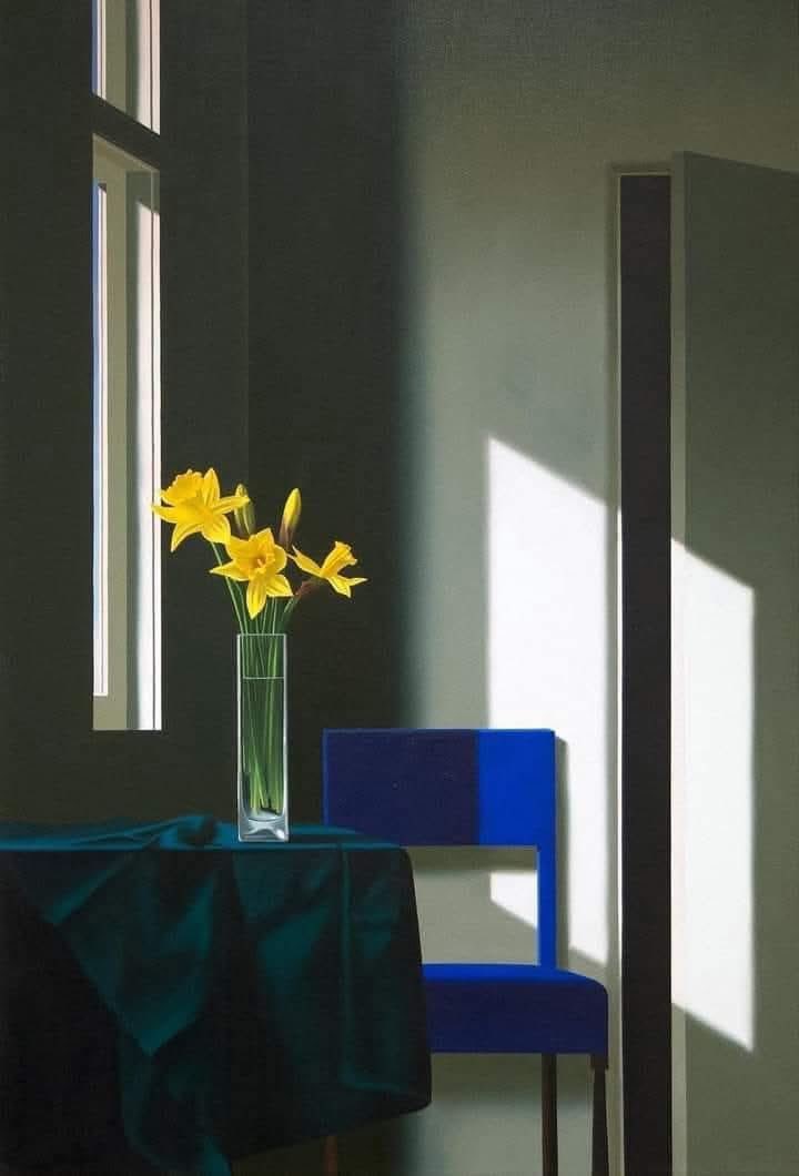 Bruce Cohen (estadounidense, nacido en 1953)
"Interior con narcisos y silla azul", 2018.
Óleo sobre lienzo, 66 × 40 cm.
Colección privada.