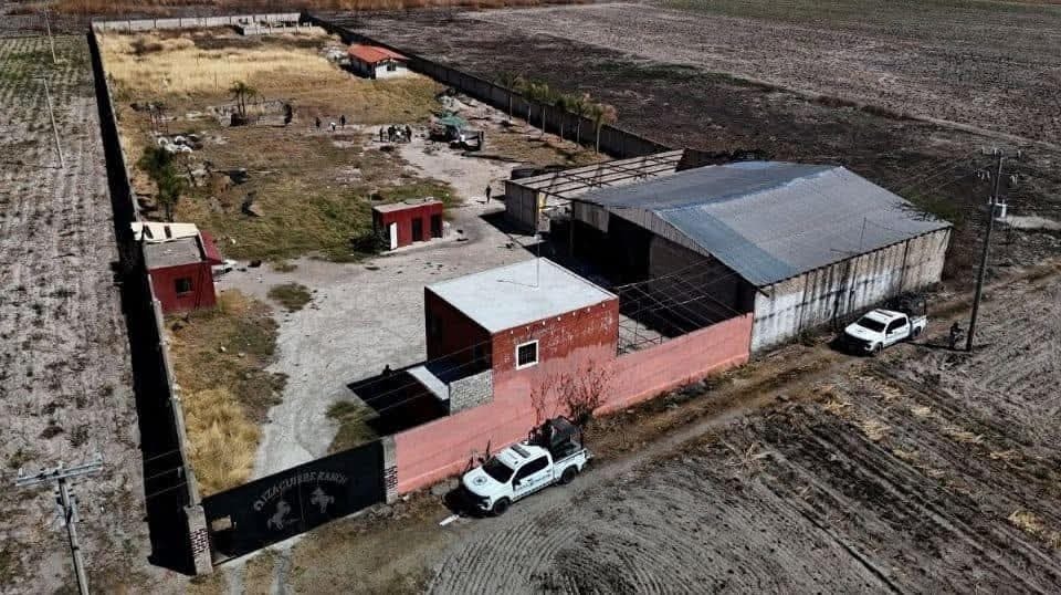Eco1_LVM's tweet photo. 🚨🚨🚨Teuchitlán -Jalisco-

Datos:

-El colectivo Guerreros Buscadores de Jalisco, llegó al lugar por una denuncia.

-Que ahí dormían los reclutados, mostraron al menos  20 mochilas.

-El 05/03/25 llegaron al predio de 20 X 50 m
-1- https://t.co/pLdyJ0XUZT