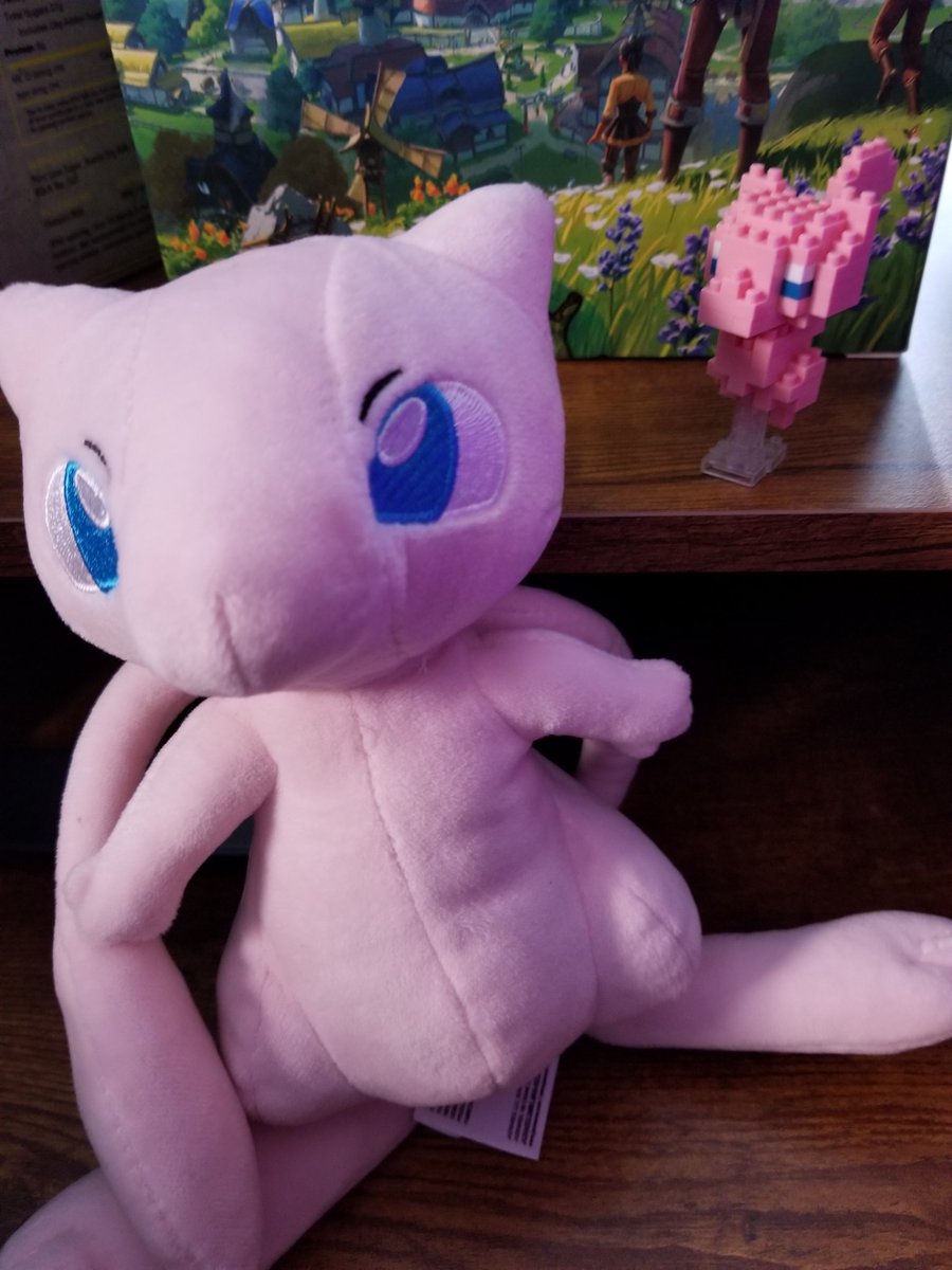 🥰 put together this Lego Mew cutie on stream today! Was one of my bday gifts 🥰