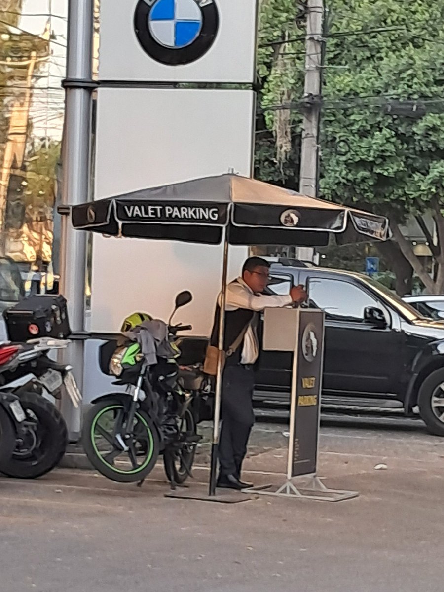 SimplementeyN's tweet photo. @LaSEMOVI @AlcaldiaBenito @TransitoCdMx
Persona de Valet parking arrolla a señor de la tercera parado en Banqueta. La persona de Valet parking hecha reversa en auto con placas 632YXA. Eminente 0eligro que usen Banqueta como estacionamiento abierto al público en general @BMWMex https://t.co/sudguKa9KI