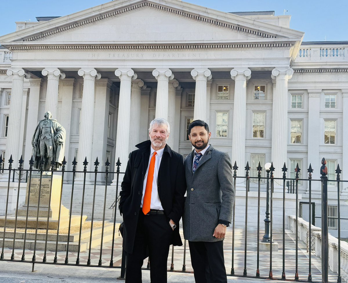 ecozeeshan's tweet image. Had an incredible discussion with @saylor during the White House Crypto Summit—where key leaders gathered to shape the future of blockchain policy and innovation. Michael Saylor emphasized that Bitcoin will have to prepare for the Quantum era with a hard fork. At @Quranium_org,…