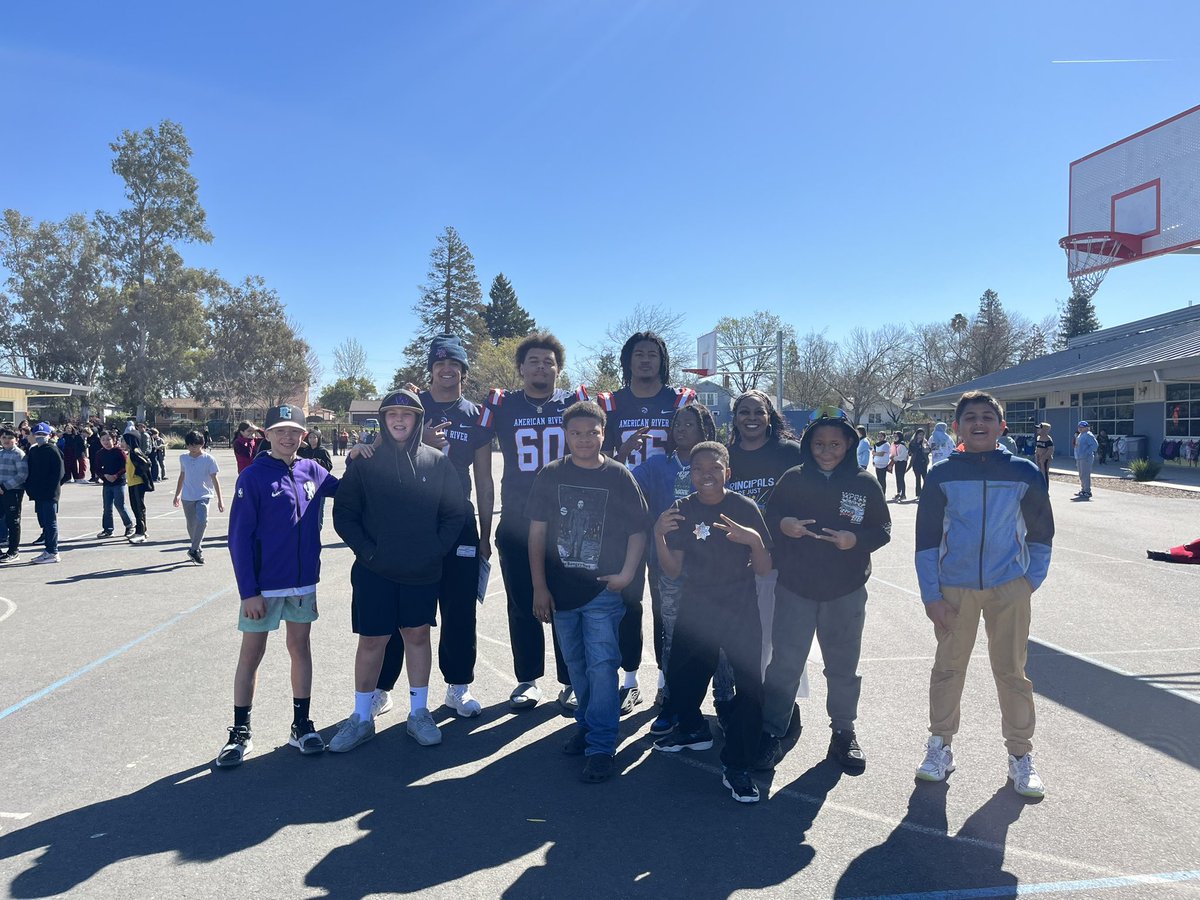 Inspiring The Future Today You’re Beaver football team got a chance to inspire the youth at Readers Day at Del Paso Manor Elementary School! Helping young minds tackle their dreams and reach new heights! 📚✨ #BeaversInTheCommunity #InspiringTheYouth