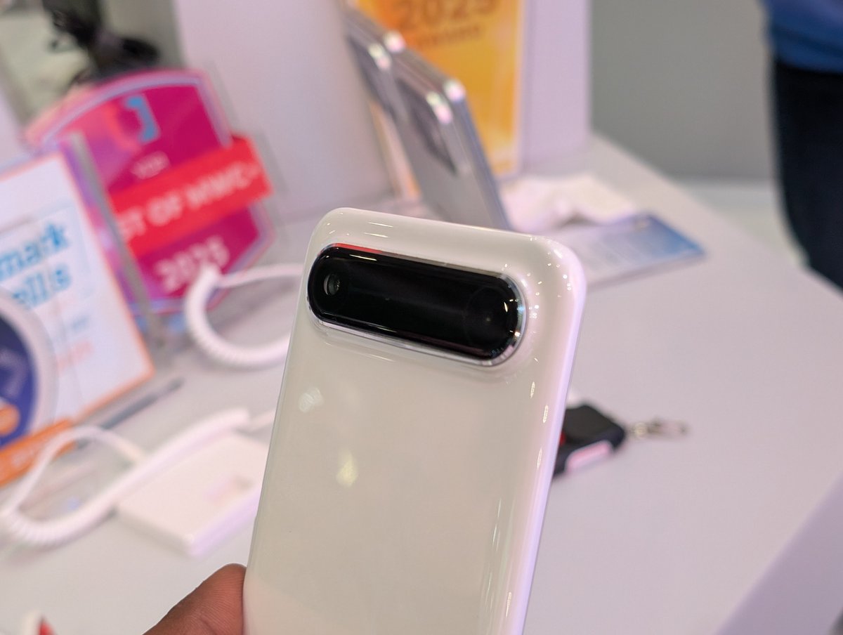 nirave's tweet image. Slim is sexy again, and the @tecnomobile #SparkSlim concept beats Samsung and Apple&apos;s upcoming thin phones to launch with phenomenal specs:

📏 5.75mm thin 
⚖️ 166 grams 
📸 Dual cameras 
🔋 5,200 mAh 
😍Outstanding in the hand 
🌈Ceramic and steel finishes

A great concept!