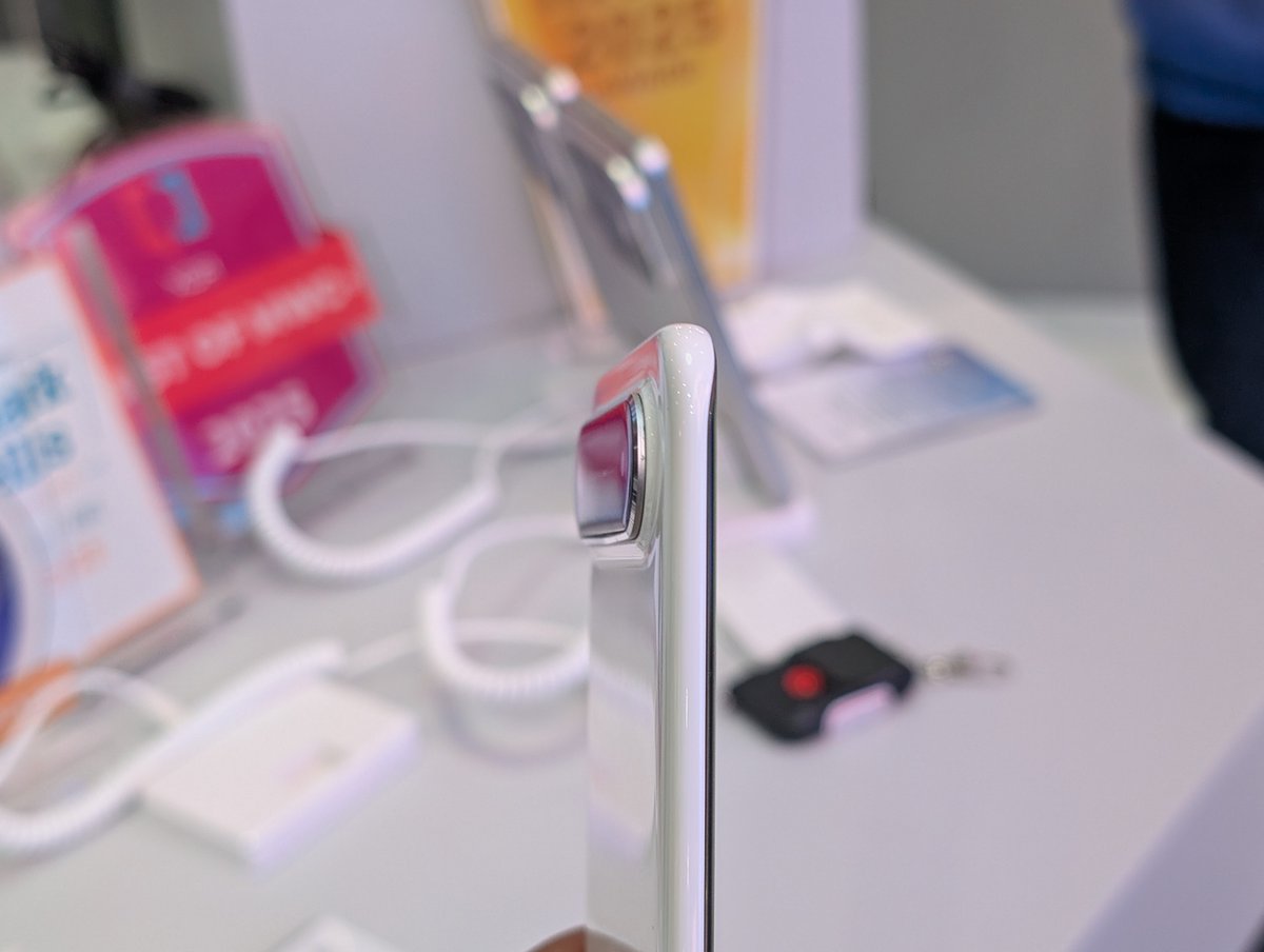 nirave's tweet image. Slim is sexy again, and the @tecnomobile #SparkSlim concept beats Samsung and Apple&apos;s upcoming thin phones to launch with phenomenal specs:

📏 5.75mm thin 
⚖️ 166 grams 
📸 Dual cameras 
🔋 5,200 mAh 
😍Outstanding in the hand 
🌈Ceramic and steel finishes

A great concept!