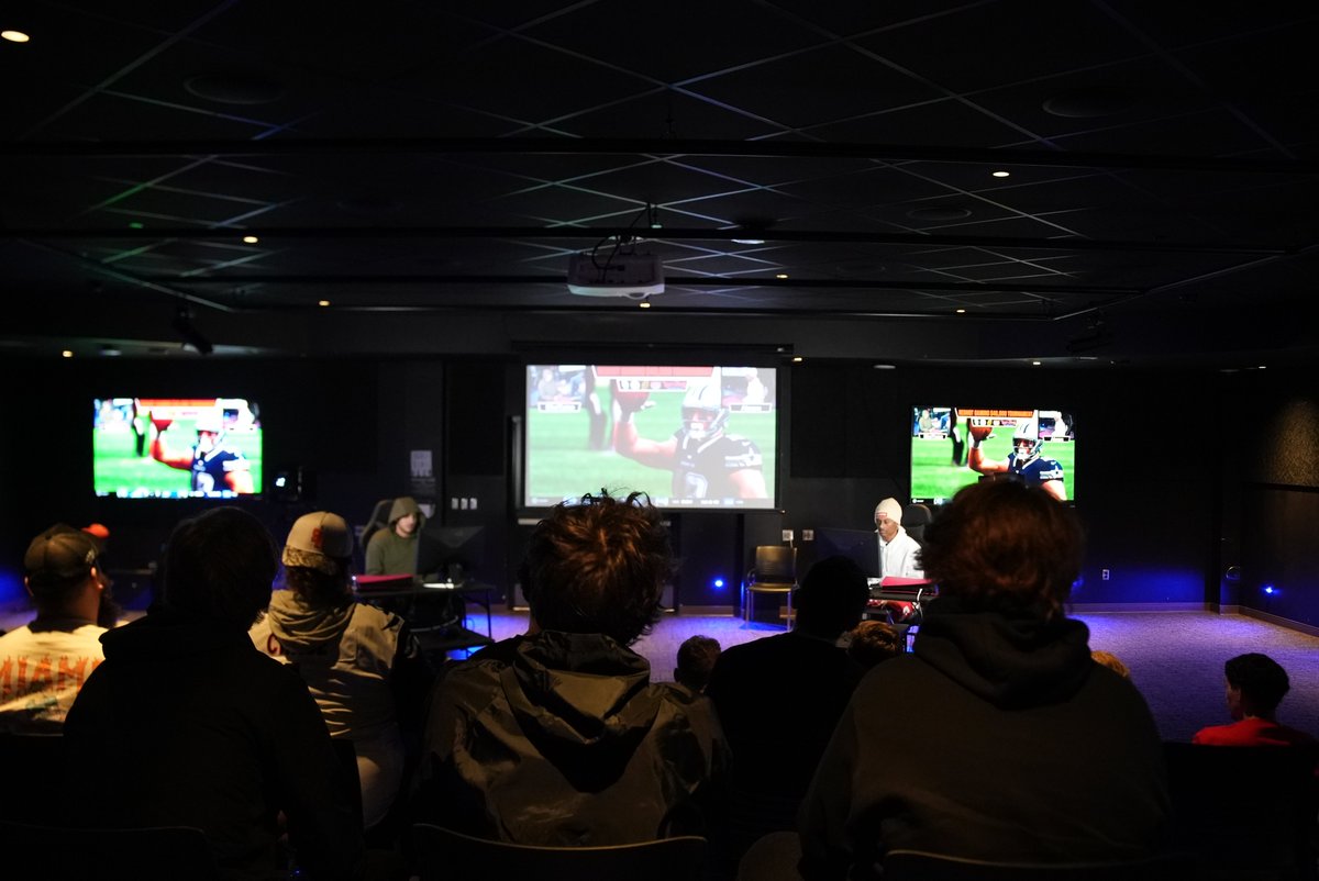 RedHotGaming_'s tweet photo. We are LIVE for the semifinals. 

@SHO_TYME_757 vs. @Abram4pf 

#RHGLive https://t.co/nbMtcTdKzT