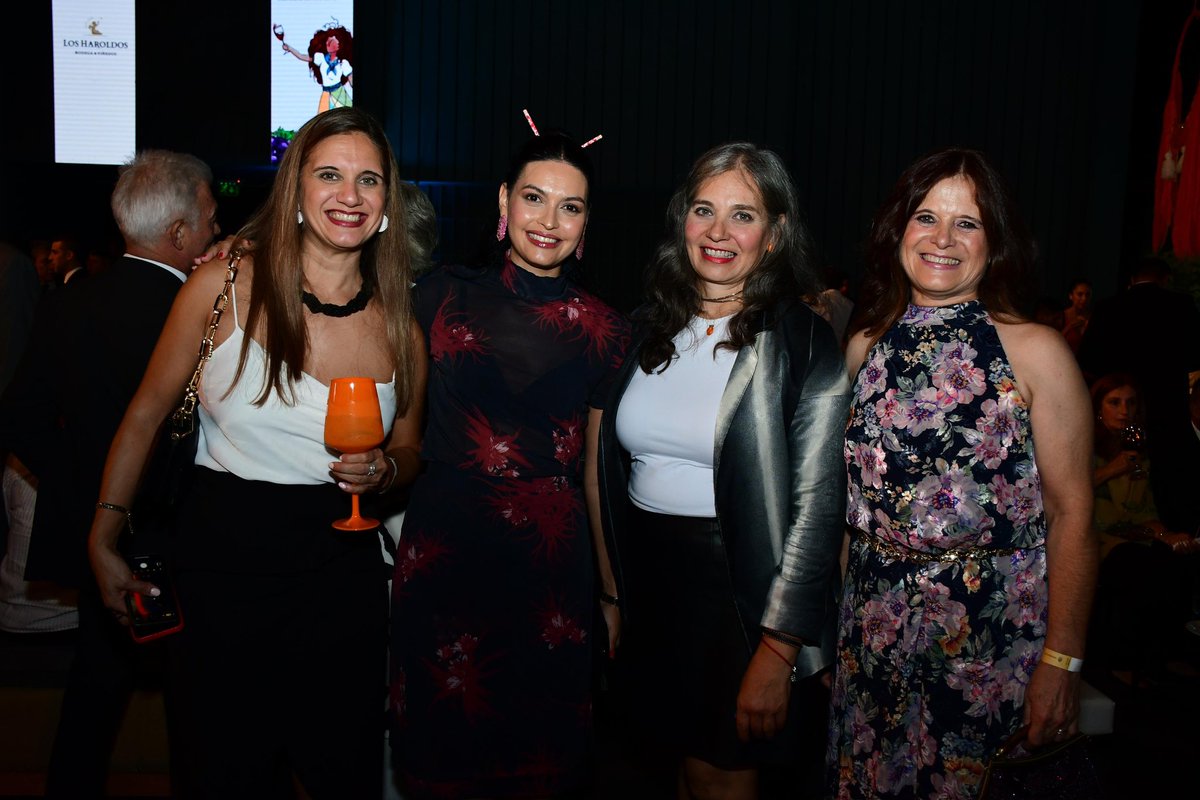 MFlorDestefanis's tweet photo. 🥂 Brindis de las reinas 2025 | previa de la Vía Blanca y a horas del acto central en el Teatro Griego. 

¡ Acompañando a Magali Cola, la esperanza de los santarrosinos! https://t.co/JnmtriaiSZ