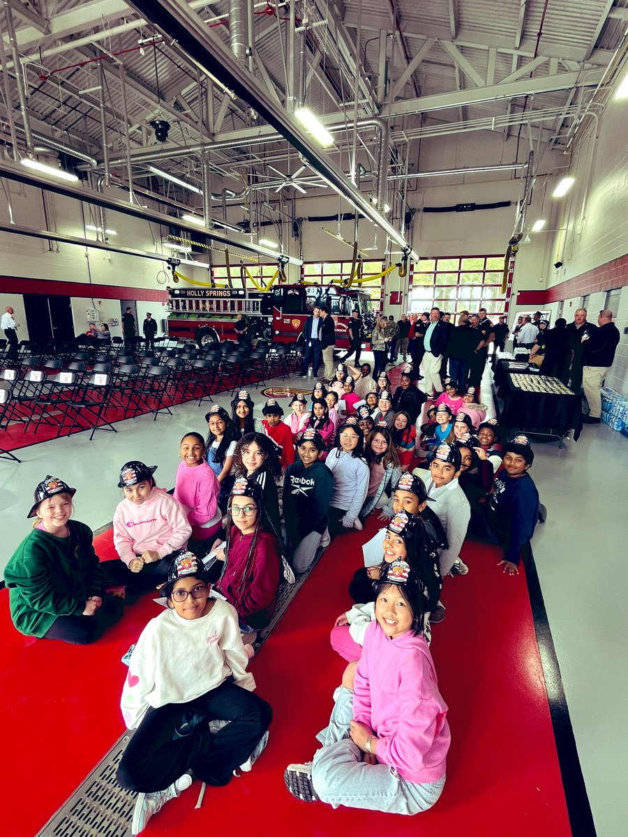 At Woods Creek, our students are making a difference with kindness, service, and a whole lot of joy! Today was another example of how our Wizards are living out our mission and brightening our community every day. What a great Fri-yay! #JoyfulImpact #WoodsCreekWay <a href="/MIX1015WRALFM/">MIX 101.5 WRAL-FM</a>