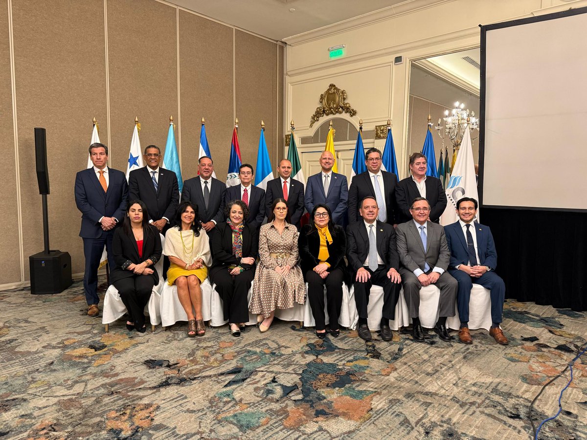 CACIFGuatemala's tweet photo. 🤝 La reunión conjunta entre la Comisión Ejecutiva del Proyecto Mesoamérica y el Consejo Empresarial Mesoamericano marca un hito histórico, tras la última reunión en 2019. Un avance clave hacia el fortalecimiento de la cooperación regional y el desarrollo económico. 

¡Un paso firme hacia la prosperidad compartida!

#IntegraciónMesoamericana #CrecimientoRegional