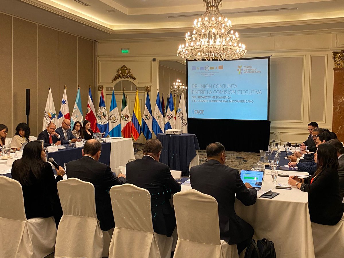 CACIFGuatemala's tweet photo. 🤝 La reunión conjunta entre la Comisión Ejecutiva del Proyecto Mesoamérica y el Consejo Empresarial Mesoamericano marca un hito histórico, tras la última reunión en 2019. Un avance clave hacia el fortalecimiento de la cooperación regional y el desarrollo económico. 

¡Un paso firme hacia la prosperidad compartida!

#IntegraciónMesoamericana #CrecimientoRegional