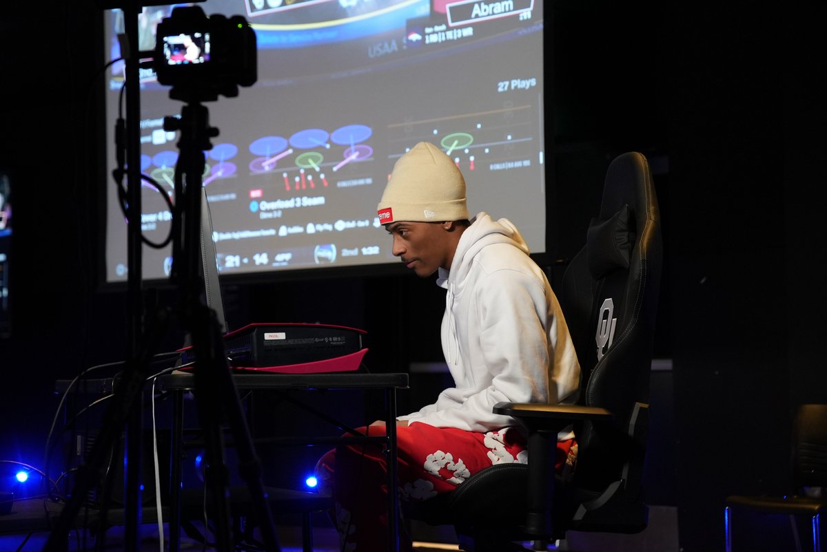 RedHotGaming_'s tweet photo. We've got a close one here at #RHGLive‼️

@SHO_TYME_757 is up 4 heading into halftime. https://t.co/2QHwuyx7QL