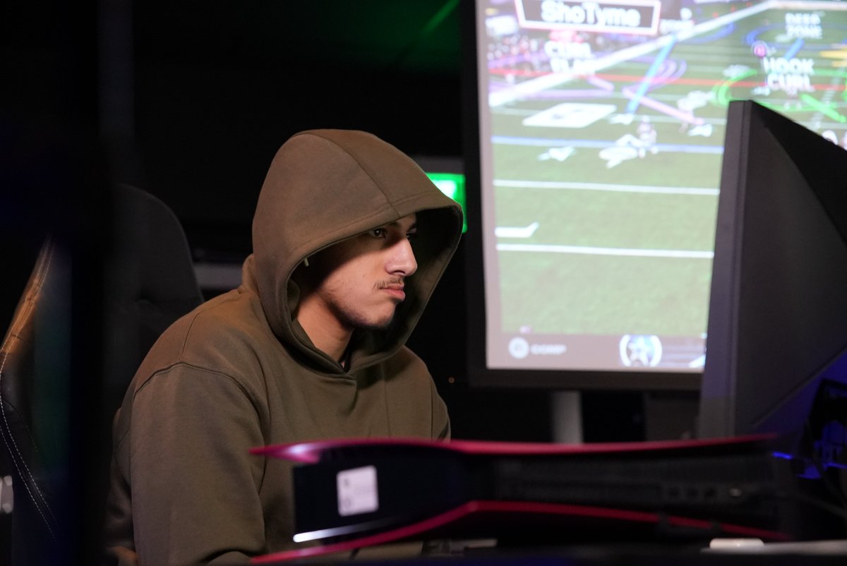 RedHotGaming_'s tweet photo. We've got a close one here at #RHGLive‼️

@SHO_TYME_757 is up 4 heading into halftime. https://t.co/2QHwuyx7QL