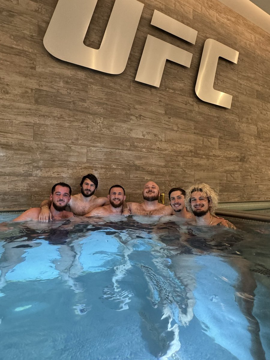 Having some fun in the jacuzzi w/ @sugasean 🦾🛁😂