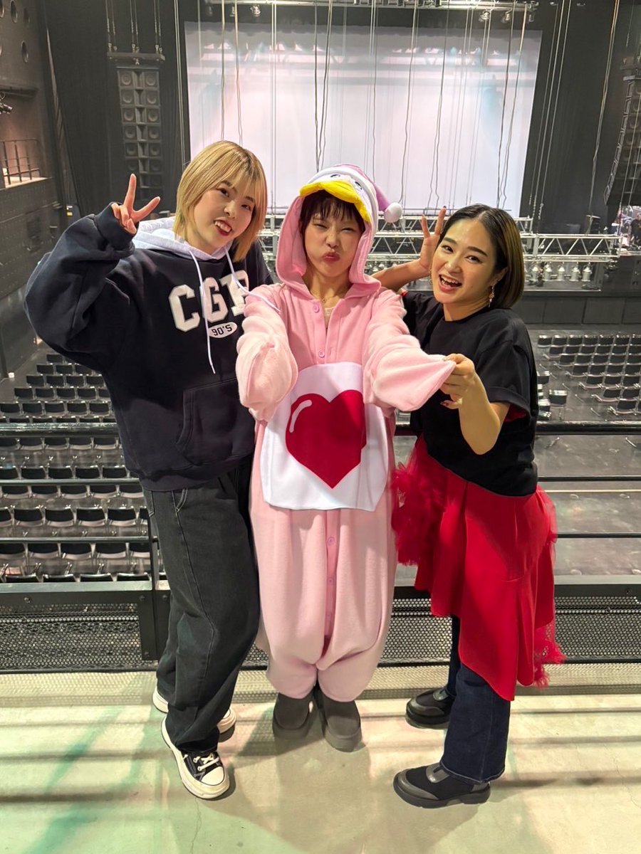 KRRN_526's tweet photo. ハリネズミスマイル🦔🌼
大阪公演2日間 お疲れ様～！

久しぶりに、アイナとみなこしが
一緒のステージに立ってるの見て
1人でうるうる…🥹✨️

私の高校時代は、2人との
ダンスの思い出いっぱい✌️😆✌️

アイナの歌声に元気もらってます
いつもありがとう😌💞

#アイナジエンド
#ハリネズミスマイル https://t.co/AHamBBTDD2
