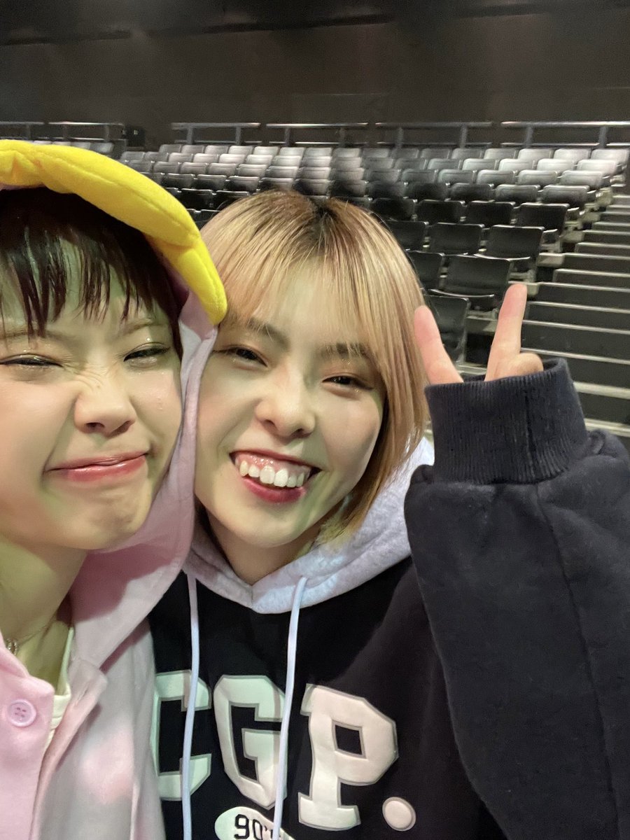 KRRN_526's tweet photo. ハリネズミスマイル🦔🌼
大阪公演2日間 お疲れ様～！

久しぶりに、アイナとみなこしが
一緒のステージに立ってるの見て
1人でうるうる…🥹✨️

私の高校時代は、2人との
ダンスの思い出いっぱい✌️😆✌️

アイナの歌声に元気もらってます
いつもありがとう😌💞

#アイナジエンド
#ハリネズミスマイル https://t.co/AHamBBTDD2