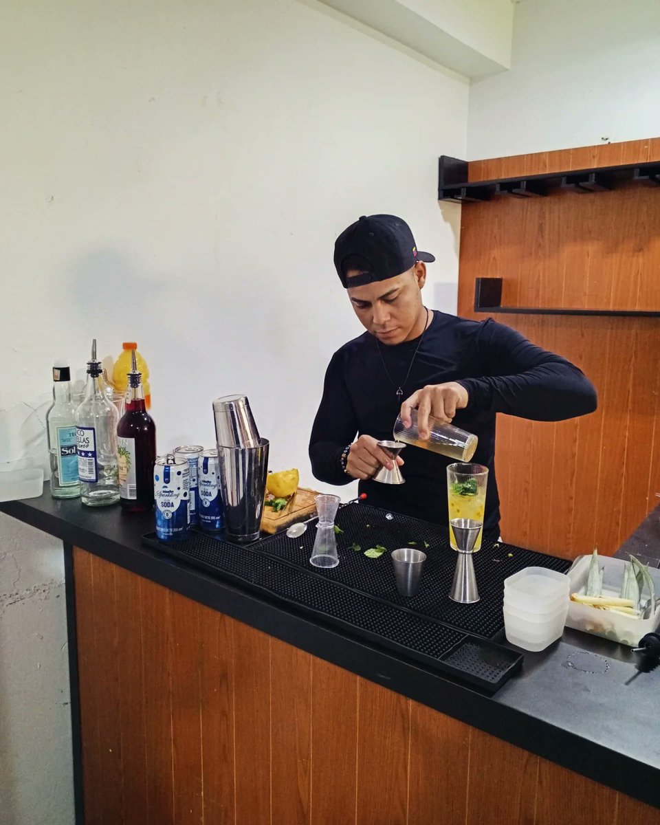neta194's tweet photo. Pronto sere un gran bartender https://t.co/7iInD15TNu
