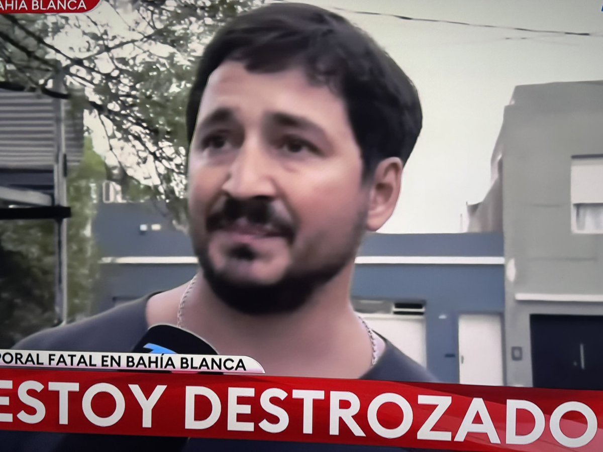 Adrián Coccia, veterinario de Bahía Blanca, perdió todo y aún así se fue, en medio del temporal, a buscar a un perrito y un gatito que estaban internados. Gente que sí ❤️. A ayudar entre todos!