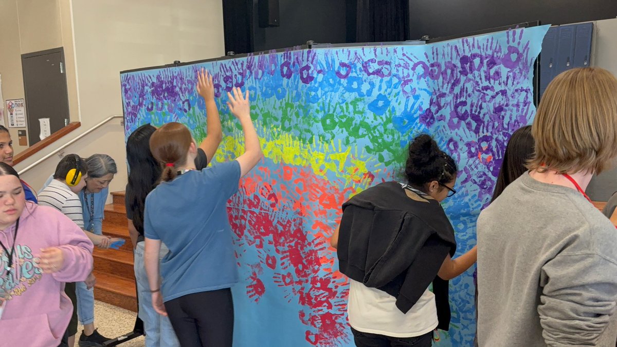 MsEliRodriguez's tweet photo. Big Art Day was a success at @alvin_jh. @AlvinJH_Art assisted in getting everyones hand print for our Rainbow! @AlvinISD  #Bigartday25 @TXarted https://t.co/ba8gpGdUo4