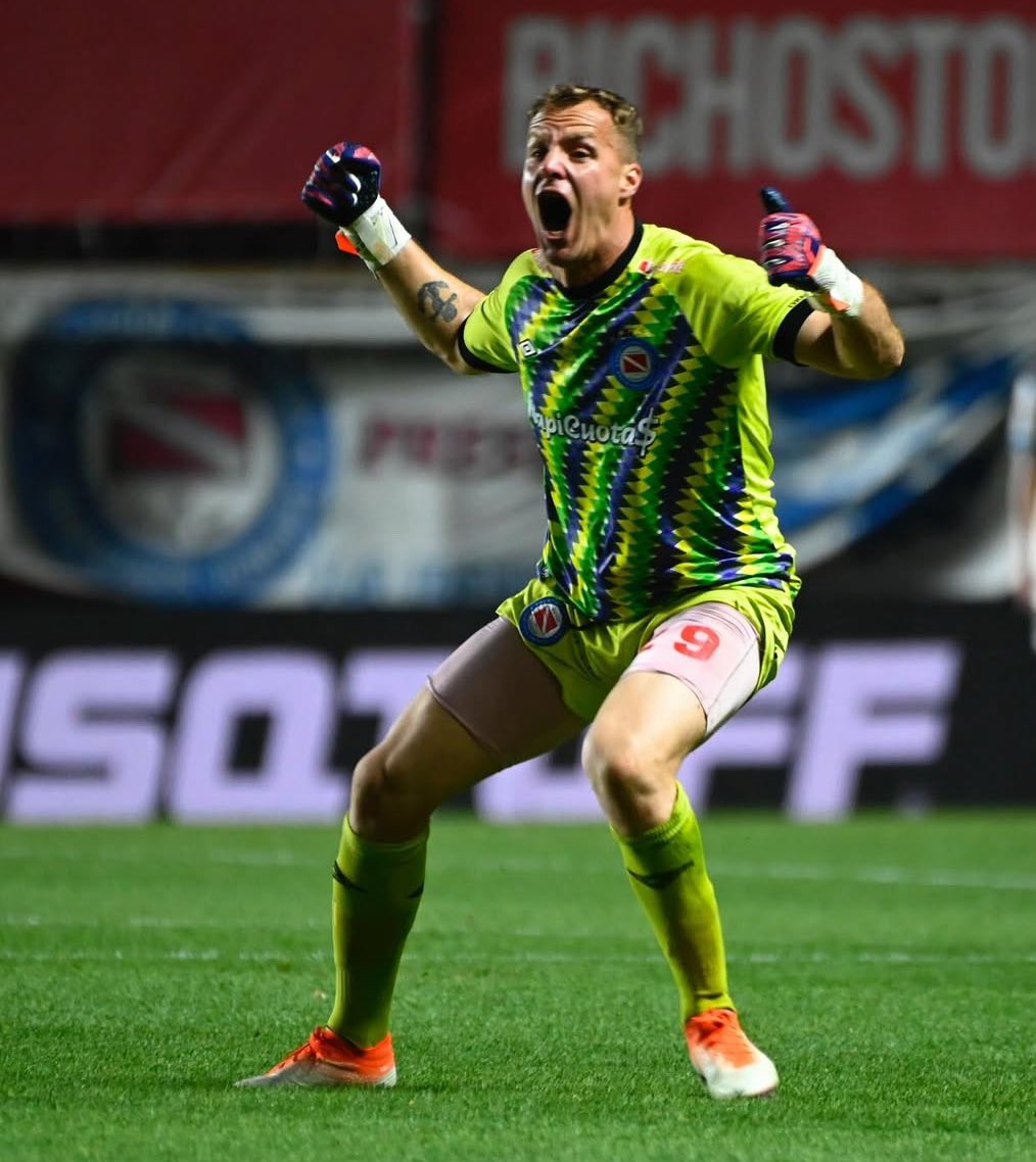 Cómo no estar orgullosa de vos… Aunque esas cosas no fueron título, acá un repaso. 
2022 llegaste a cuartos de final del torneo con Godoy Cruz, atajaste dos penales y convertiste un gol. 
Fuiste el arquero con más atajadas de la liga. Muy pocos goles recibidos. 
Llegaste al club