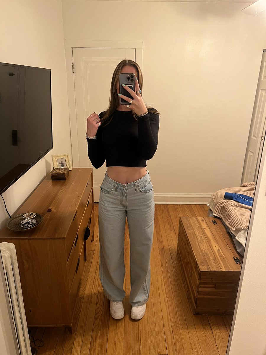 sararockets's tweet photo. new favorite jeans just dropped https://t.co/hCNgKeGcL6