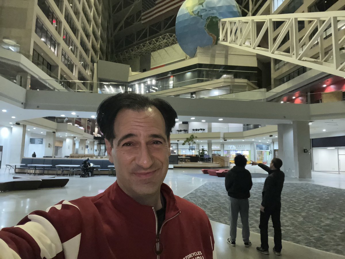 Carl Azuz tweet media