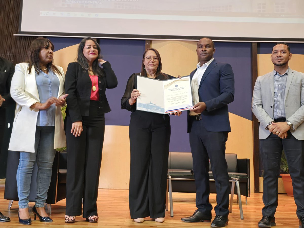 Hoy, desde mi rol como diputada, reafirmo mi compromiso con la educación, nuestros docentes y cada estudiante que sueña con un mejor futuro. 

¡Gracias al Dr. Carlos Manuel Sánchez de Oleo y a todos los que han sido parte de este camino! 📚✨