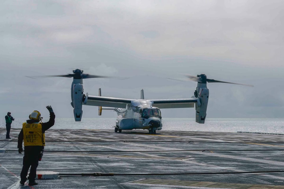 #LincolnNation flight ops are back‼️✈️

After a short break in port, our flight deck is packed with action, maintaining our warfighting readiness.

📸by MCSN Sonny Escalante, MC2 Ian Thomas, MCSN Angel Campbell, and MCSN Aljay Monzales
 
#NavyLethality #USNavy #ForgedByTheSea