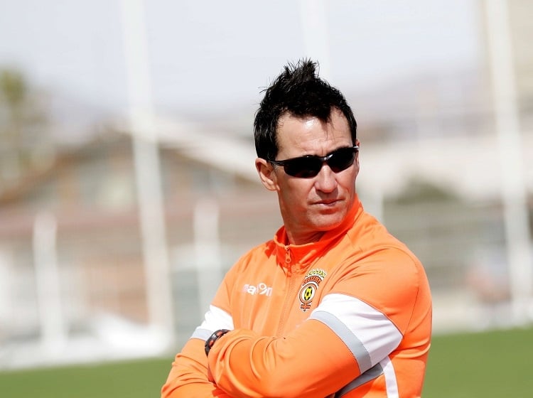 No tengo pase gol ni goleadores que hago?
Ya se,traigo otro defensa central 

#TomateOut