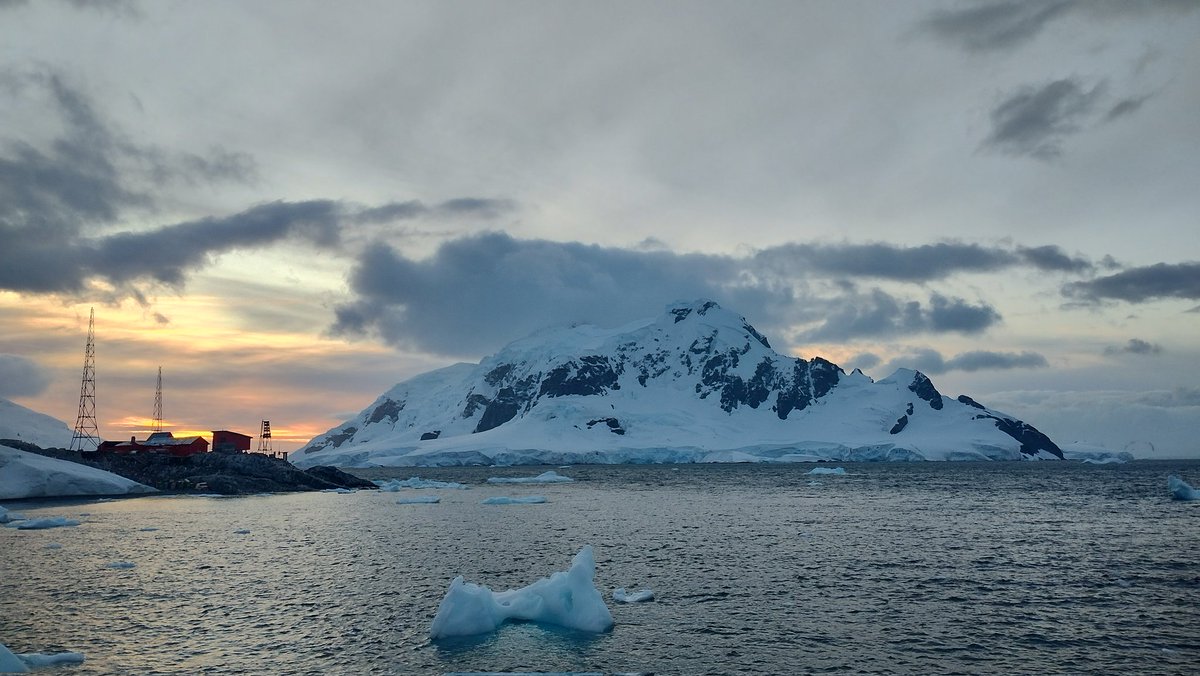 gabrielbertoli's tweet photo. Lindo atardecer en #BaseBrown.
Campaña #Antartica 2024-2025
#Antartida #Argentina #AntartidaEnamora https://t.co/UmPJgt8lNW
