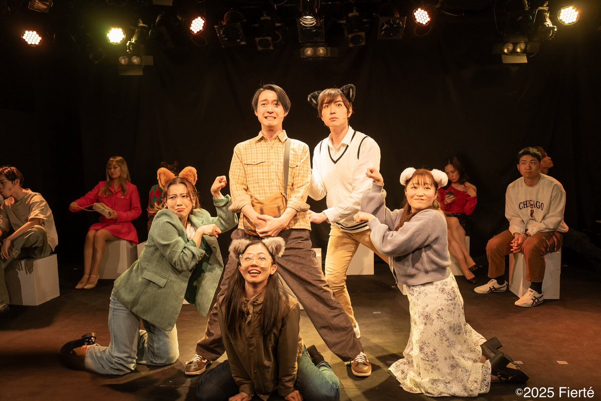 Fierte_stage's tweet photo. \ 📸本日の舞台写真📸 /

ミュージカル「THE THEORY OF RELATIVITY-相対性理論-」
#セオリラ

♩M3 猫アレルギー
猫アレルギーのポール（🍎@rikuya_sing_act 🍊@rarararaihonda ）と愛らしい個性豊かな猫ちゃんたち。

絶妙な表情の瞬間を切り取ってくださったのは、
撮影：#曽我虹輝 さん！ https://t.co/rpfuxIeg61