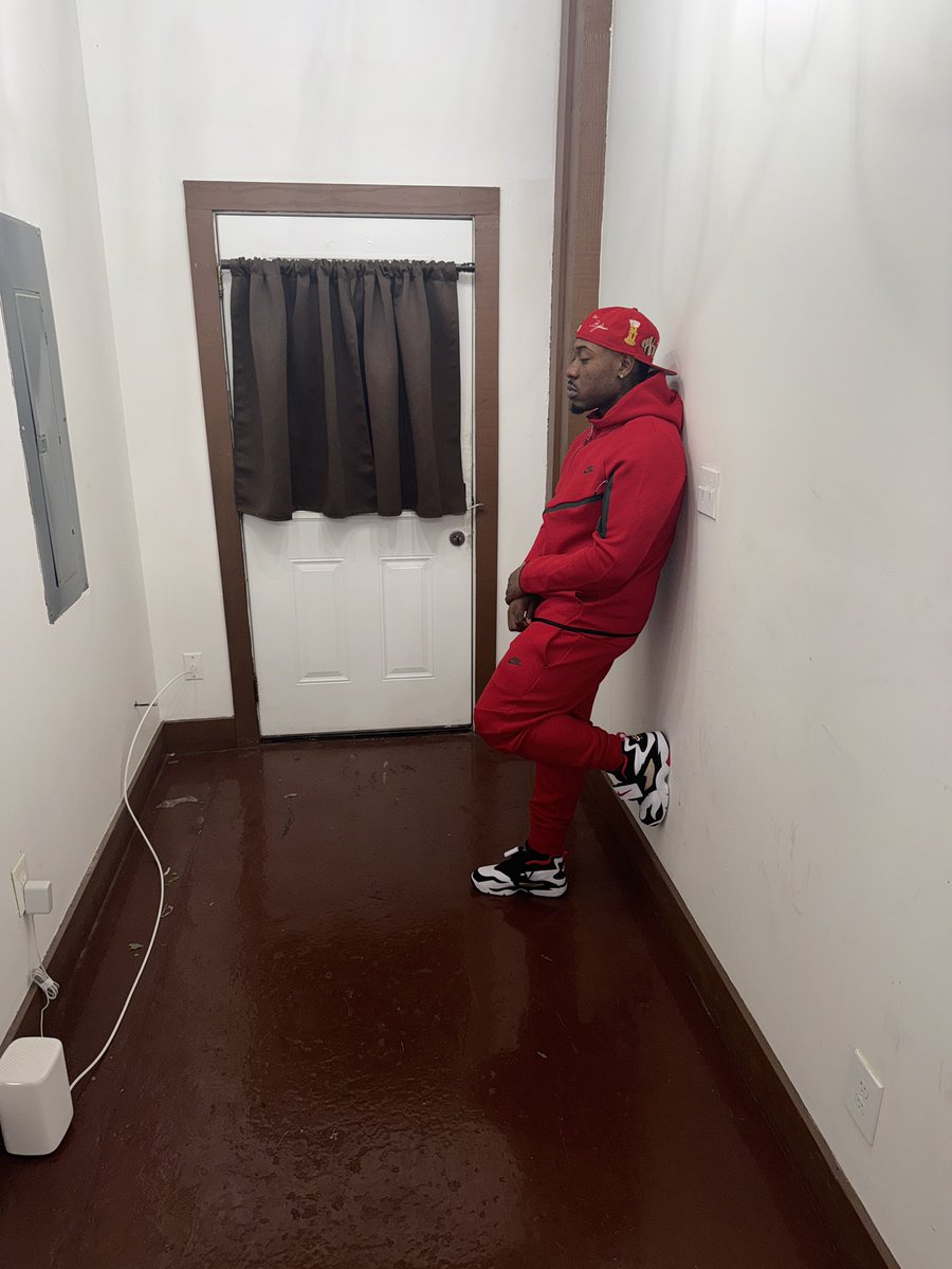 BiggTriple6's tweet photo. Humble Beast 🦍 https://t.co/cA0PrKCnXl