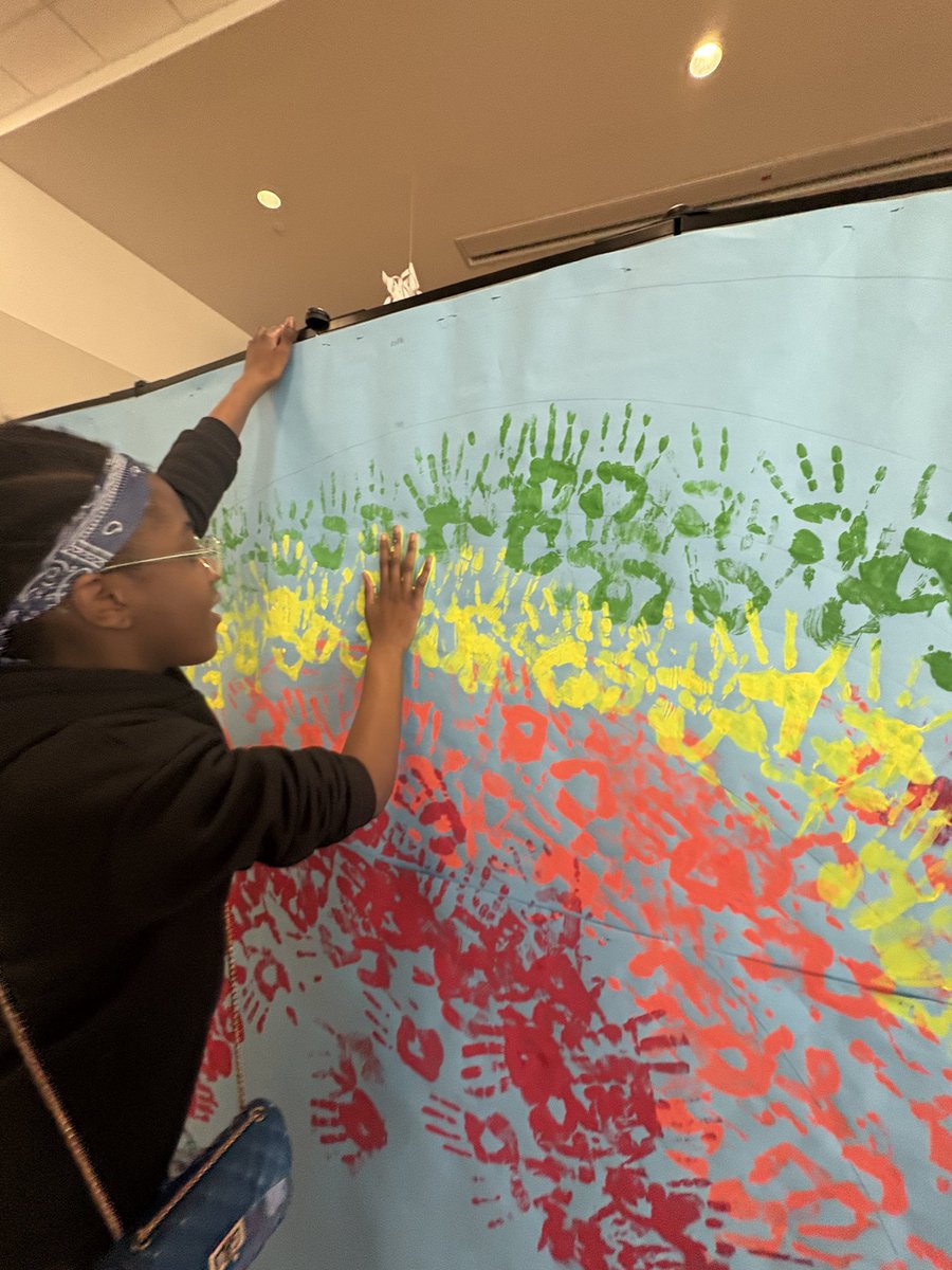 MsEliRodriguez's tweet photo. Big Art Day was a success at @alvin_jh. @AlvinJH_Art assisted in getting everyones hand print for our Rainbow! @AlvinISD  #Bigartday25 @TXarted @alvinisdfinearts https://t.co/nO5yGmG1V4
