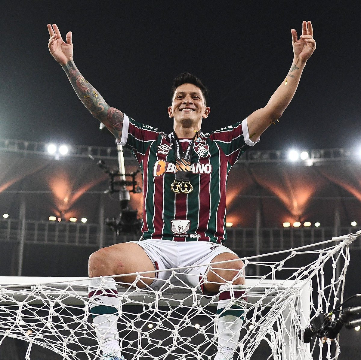 gluteo acosta tweet media