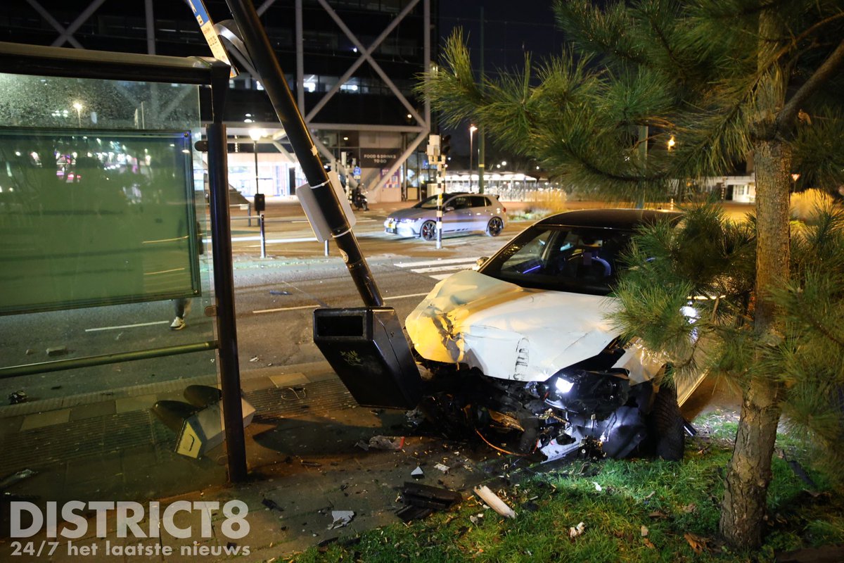 RedactieD8's tweet photo. Op het #GeneraalEisenhowerplein in #Rijswijk is een bestuurder uit de bocht gevlogen. Enkele meters verder ramde hij met flinke snelheid een verkeerslicht en kwam vervolgens tot stilstand tegen een lantaarnpaal op het busplatform. De bestuurder is gevlucht. https://t.co/uMU8uM3c2r