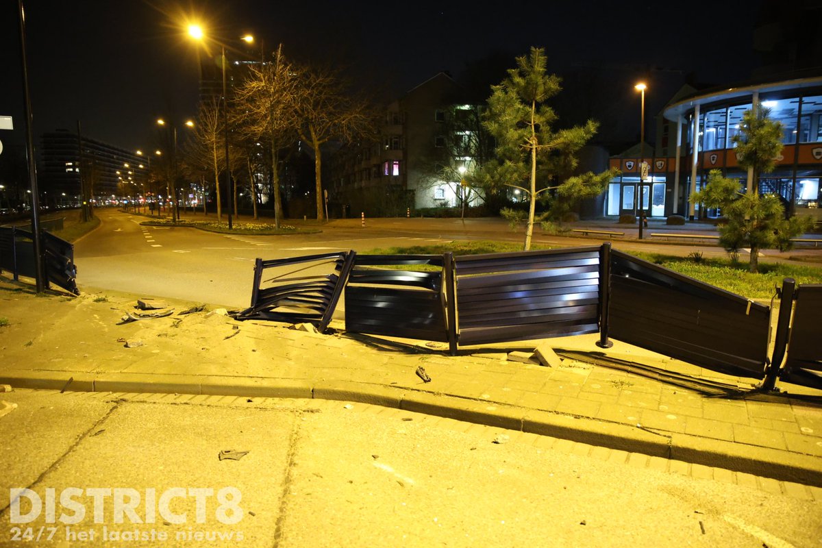 RedactieD8's tweet photo. Op het #GeneraalEisenhowerplein in #Rijswijk is een bestuurder uit de bocht gevlogen. Enkele meters verder ramde hij met flinke snelheid een verkeerslicht en kwam vervolgens tot stilstand tegen een lantaarnpaal op het busplatform. De bestuurder is gevlucht. https://t.co/uMU8uM3c2r