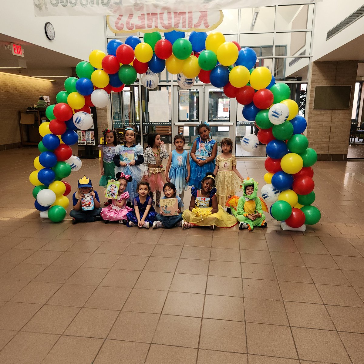 youens_library's tweet photo. Today, @Youens_Gators, we enjoyed dressing up as our favorite book characters for the parade. We had a wonderful time. #deepdiveintolearning @WeareAliefProud @Alief_Libraries @AliefISD https://t.co/OHC6TGuoY3