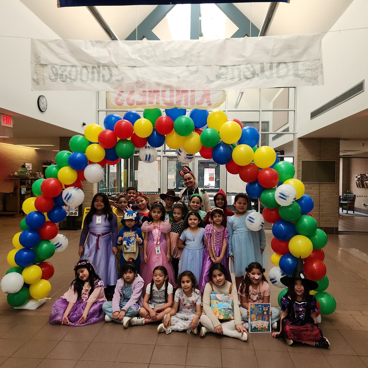 youens_library's tweet photo. Today, @Youens_Gators, we enjoyed dressing up as our favorite book characters for the parade. We had a wonderful time. #deepdiveintolearning @WeareAliefProud @Alief_Libraries @AliefISD https://t.co/OHC6TGuoY3