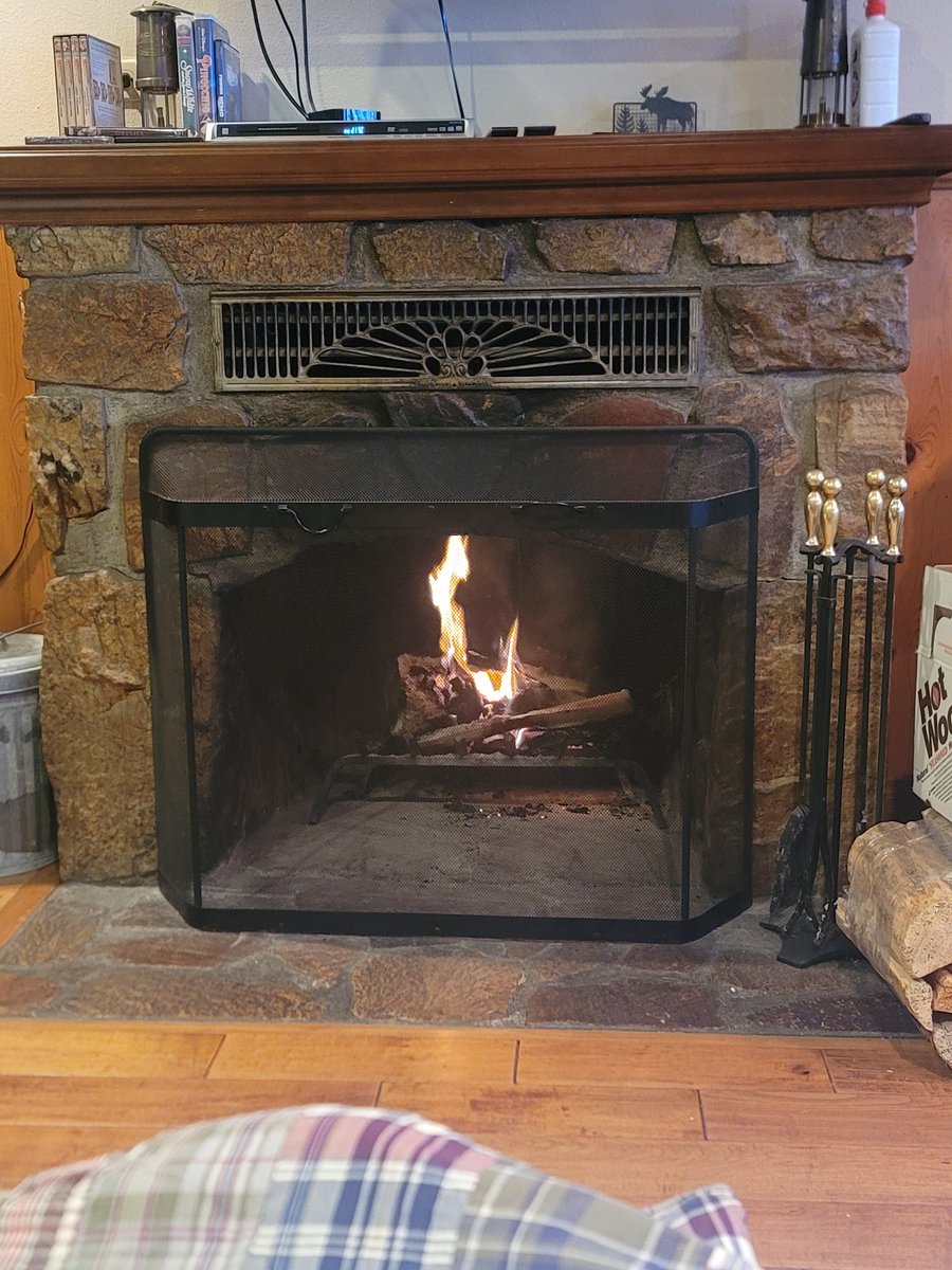 rainroby1's tweet photo. Enjoying a nice fire with the family. Up in Big Bear for a few days. https://t.co/hxxvch84SK