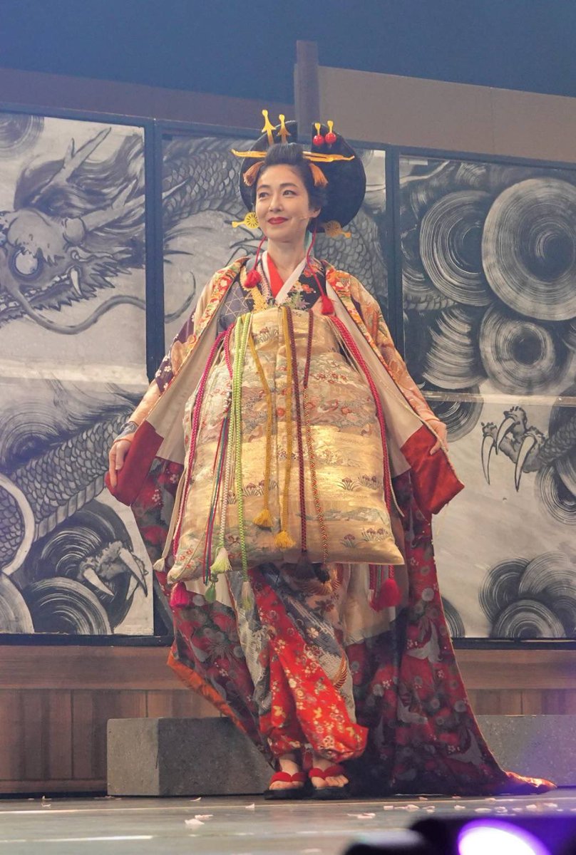midoriootori's tweet photo. かめありリリオホール
明日までやっています。
「幕末」 劇団そとばこまちさん　#光月るう
#彩音星凪
の二人が魂キラキで眩しいです。どうぞ劇場で。
私は花魁の支度で85%魂持って行かれますが、
#和泉　#中村涼月　#山崎ひな
さん達の献身で何とか立っています。
#劇場そとばこまち
#大鳥れい https://t.co/eiwMojg3gS