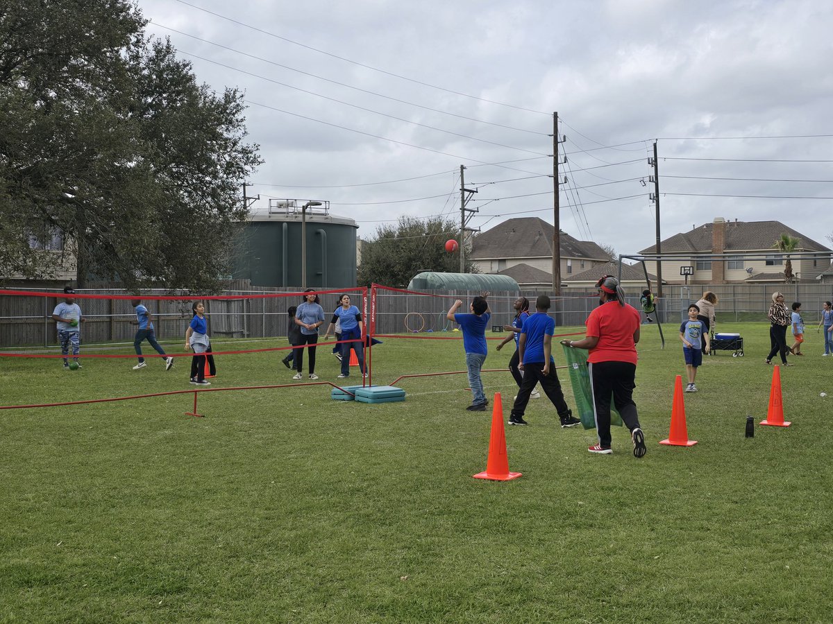CFISDEmmott's tweet photo. Field Day Fun! #bestptoever making sure our concession area was stocked for breaks. Friday before break means watching students play! ♥️ Laughter & cheers galore. #eaglepride #LiftOffEagles #LaunchN2Learning #PathToAmazing https://t.co/tDfxxjEDs4