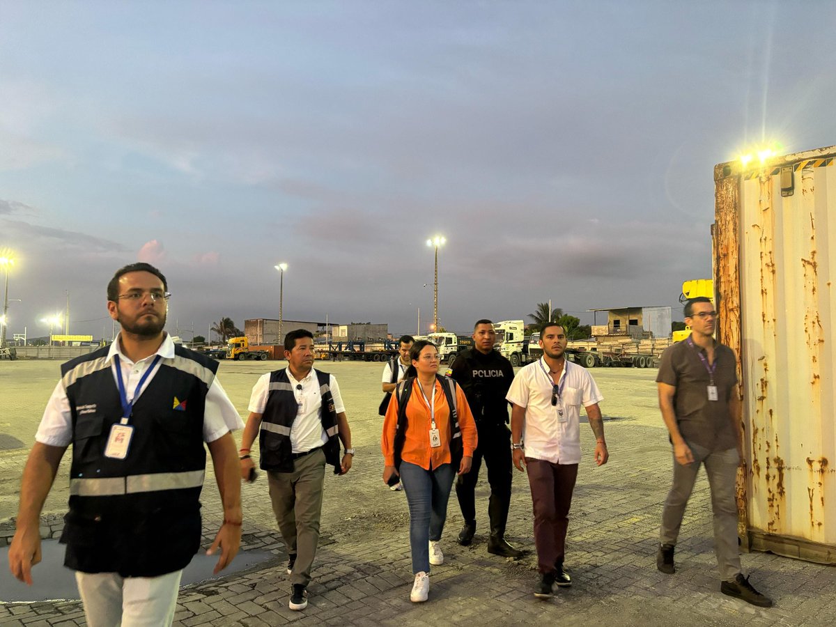 MIT_Ecuador's tweet photo. #Guayas | El Subsecretario de Puertos y Transporte Marítimo y Fluvial, @BryanAndrade, la Directora de Puertos, @erregonzaalez y personal de @goberguayasec realizan operativos en las instalaciones de #Naportec para controlar los tiempos de ingreso y así evitar la congestión en el sector de la Isla Trinitaria.
🚔 Apoyo de la @PoliciaEcuador.
#ElNuevoEcuadorResuelve
#GobiernoEnAcción