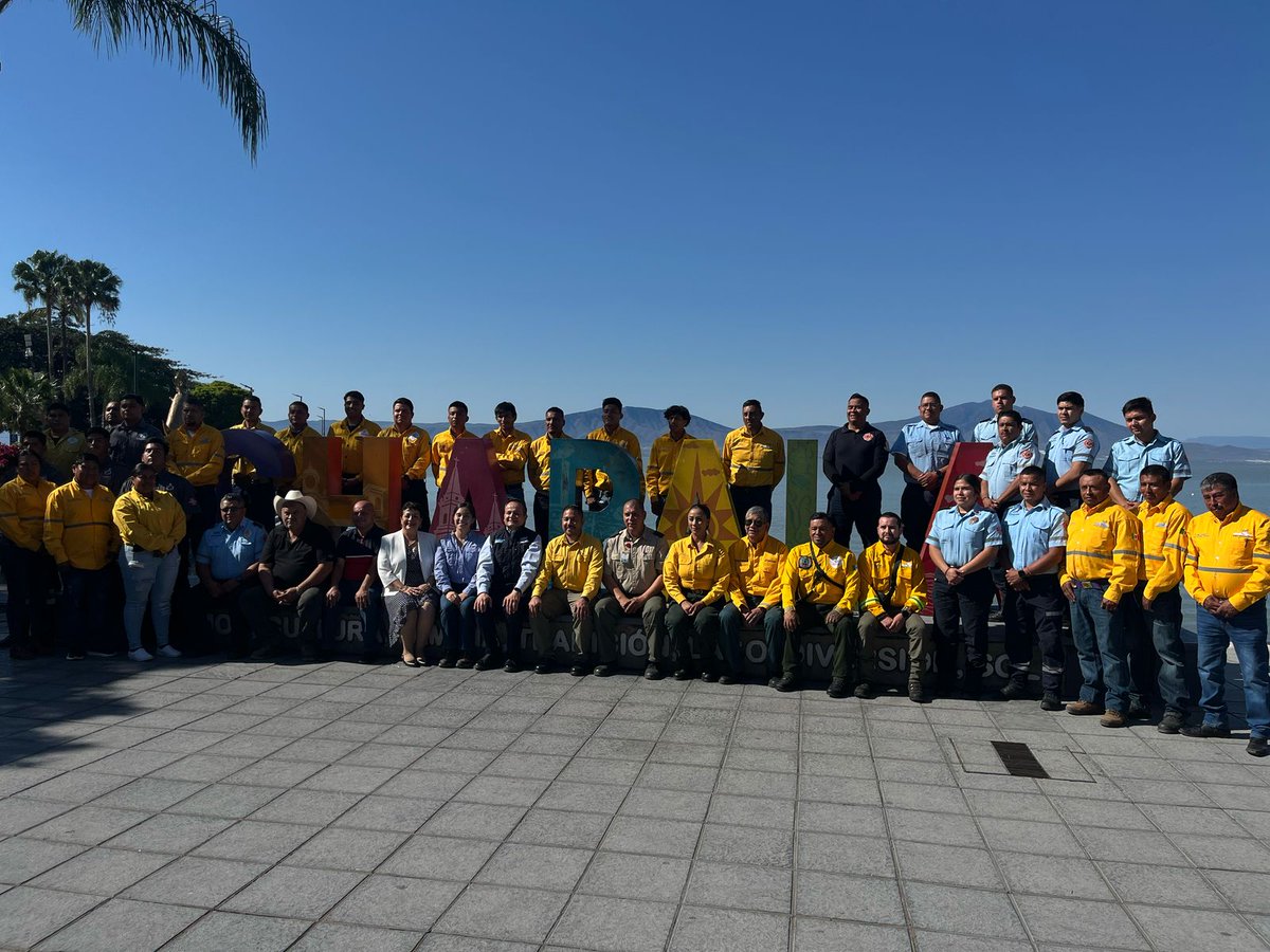 🌐#CharquitoInformativo |Personal de <a href="/PCJalisco/">Protección Civil JAL</a> y <a href="/CONAFOR/">CONAFOR</a> capacitaron a 33 elementos de Protección Civil y Bomberos de #Chapala, #Ixtlahuacán de los Membrillos y la brigada de <a href="/aipromades/">Aipromades</a> en los cursos S-190 "Comportamiento del Fuego" y S-130 "Combatiente Forestal".